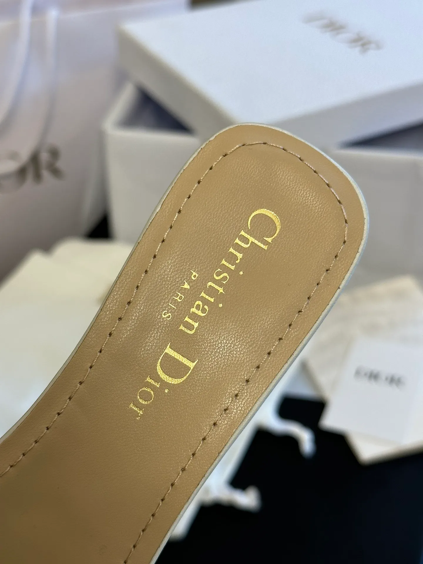 👟👟Ex-factory price 440👟👟 Dior • Dior 2025 DWAY spring and summer new one-word embroidered slippers version CD letter logo three-dimensional embroidered cylindrical heel sandals Square toe thick heel jelly color open-toe slippers Upper: Original consistent high-temperature water-soluble cotton electro-embroidery technology silk fabric Lining: Water-dyed sheepskin lining Outsole: Italian leather outsole Heel height: 3.5CM Number of yards: 35-40
